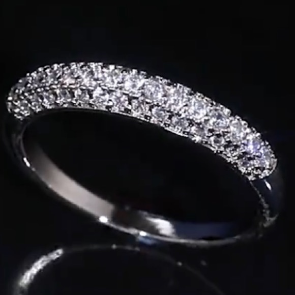 ❤️BEAUTIFUL LADIES SILVER BAND WITH AAA+ QUALITY ZIRCONIAS❤️SIZE 9 - Picture 7 of 7